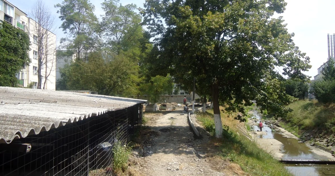 Lucrări de reabilitare a malului Pokloșului, pe strada Rodniciei
