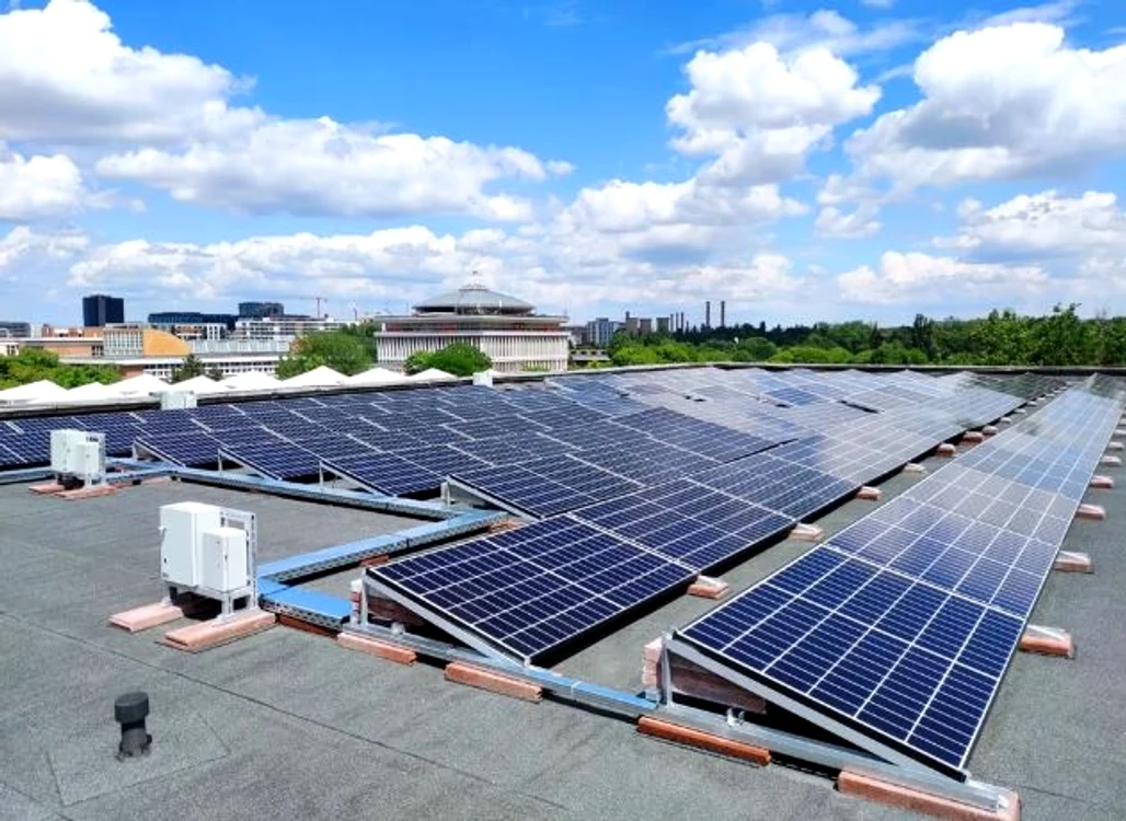 Panouri fotovoltaice pe o clădire a Universității Politehnica București Foto: Proiectul WEDistrict