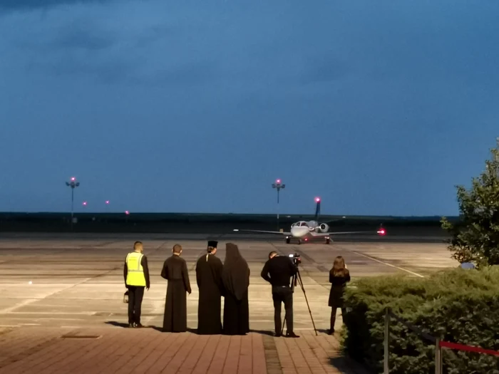 Lumina Sfântă de la Ierusalim a ajuns pe Aeroportul Timişoara FOTO Ş.Both