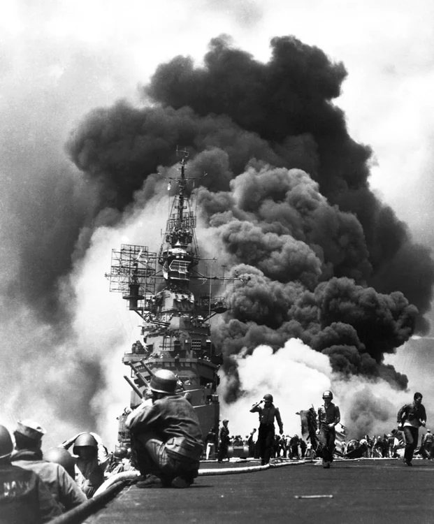 11 mai 1945: atac Kamikaze asupra „USS Bunker Hill”, în largul insulei Kyushu. Morţi: 372. Răniţi: 264.