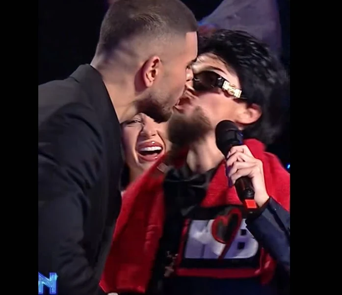 Theo Rose, gest exploziv pe scenă: i-a pupat pe gură pe Horia Brenciu, Jorge și Andrei Bănuță. „Am încredere în igiena lor orală”