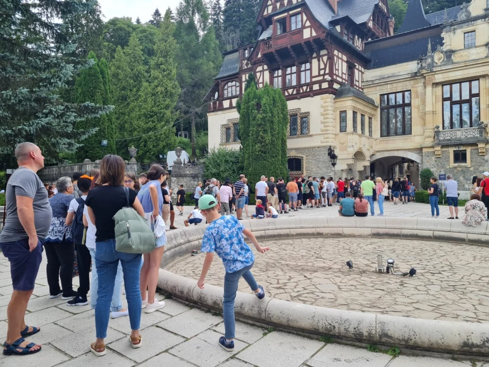 Cozi la Peleş ca-n vremurile bune de dinainte de pandemie FOTO Diana Frîncu