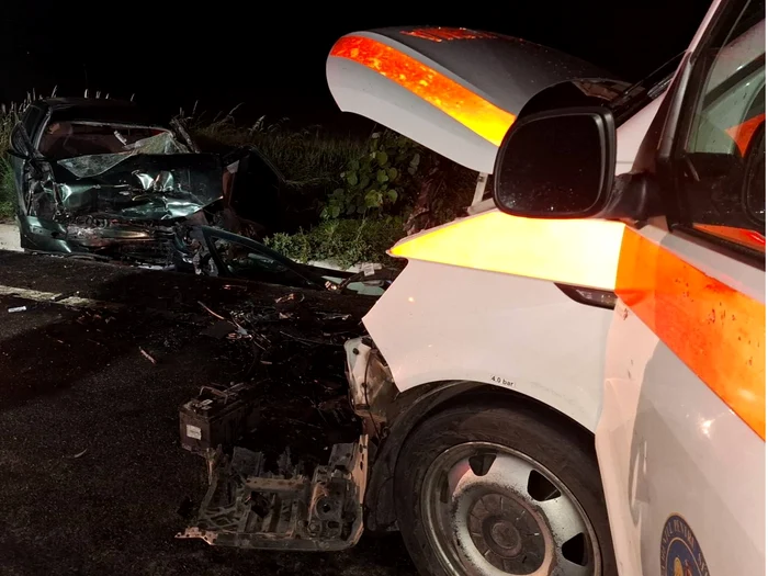 Accident tragic în Botoșani cu o ambulanță, pe E85: Doi tineri au murit, iar alte patru persoane au fost rănite