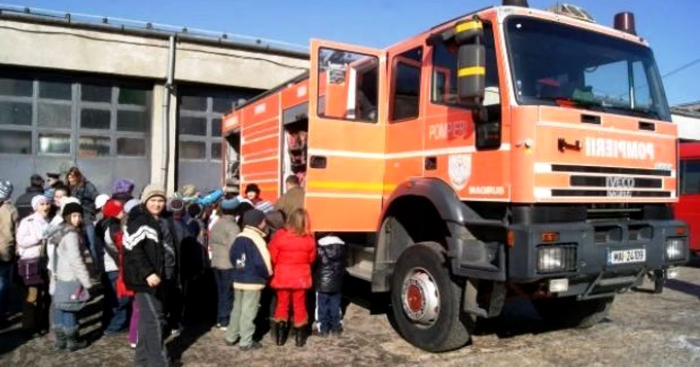 Pompierii îi aşteaptă pe copii în vizită