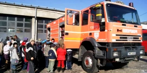 Pompierii îi aşteaptă pe copii în vizită