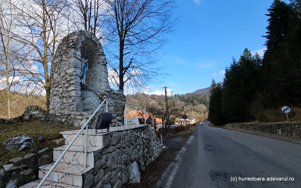 Câmpul lui Neag, traversat de DN 66A. Foto: Daniel Guță. ADEVĂRUL