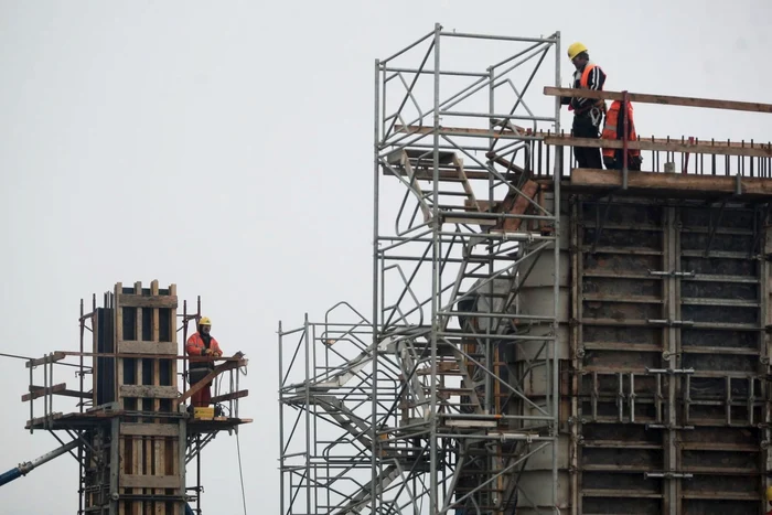 La kilometrul zece al tronsonului, mai mulţi muncitori lucrează la un viitor pilon/ Foto: Vakarcs Lorand