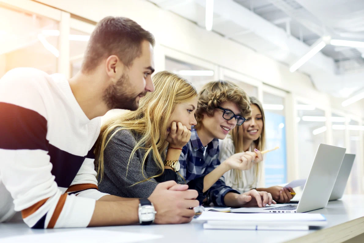 Student tanar slujba birou FOTO Shutterstock jpg