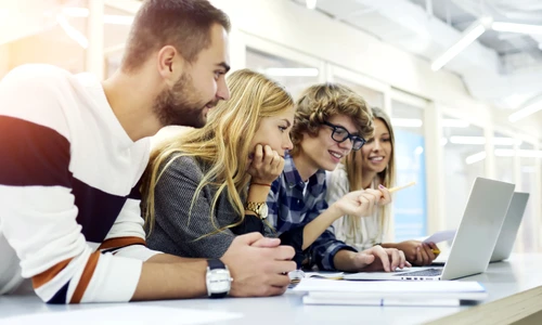 Student tanar slujba birou FOTO Shutterstock jpg