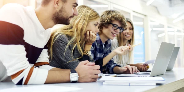Student tanar slujba birou FOTO Shutterstock jpg
