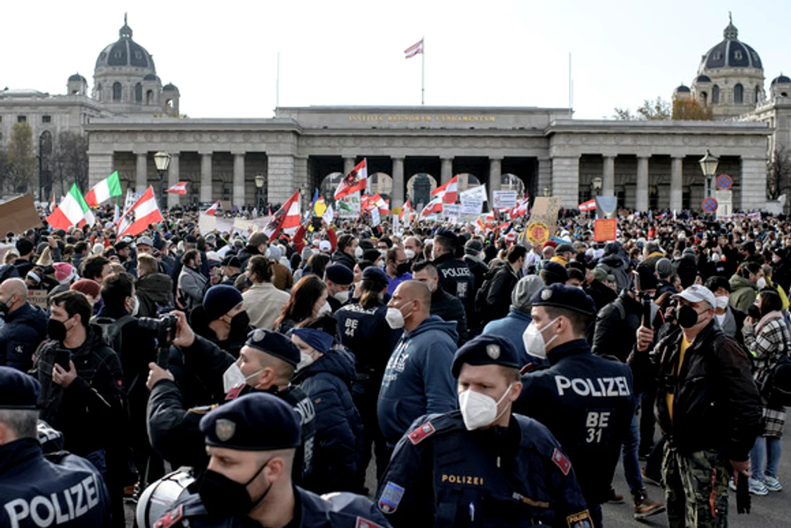 
    Olanda. Forțele  de ordine au fost  atacate cu  fumigene  și cu pietre Fotografii: EPA-EFE/Profimedia   