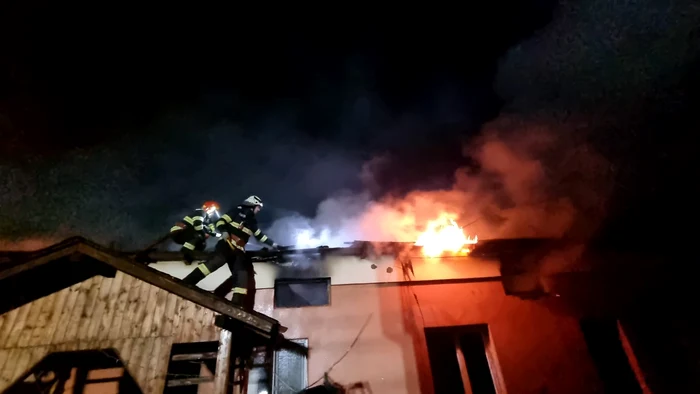 Incendiul a cuprins două case vecine FOTO: amator