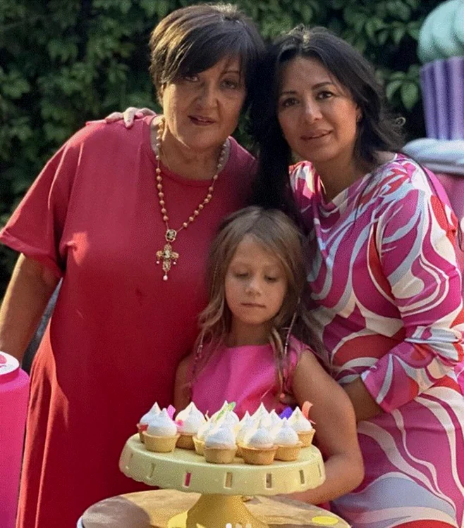 O fotografie, 3 generații: Oana Mizil, cu mama și fiica. foto: arhivă personală