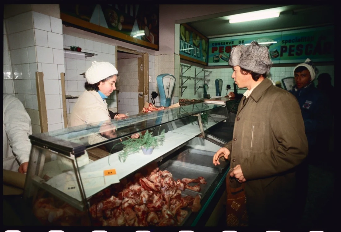 Înainte de Revoluţia din 1989 in galantare abia gaseai cateva oase. Ceausescu infometa populatia pentru a plati datoria externa