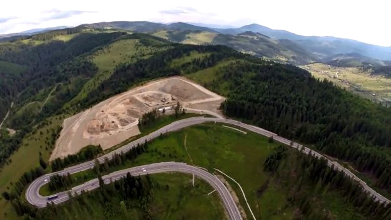 
    Consiliul Județean Suceava construiește o groapă de gunoi în masivul Giumalău, în pasul MestecănișFOTO: captură video  