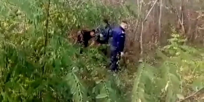 Bărbat aflat în dificultate, ajutat de jandarmi