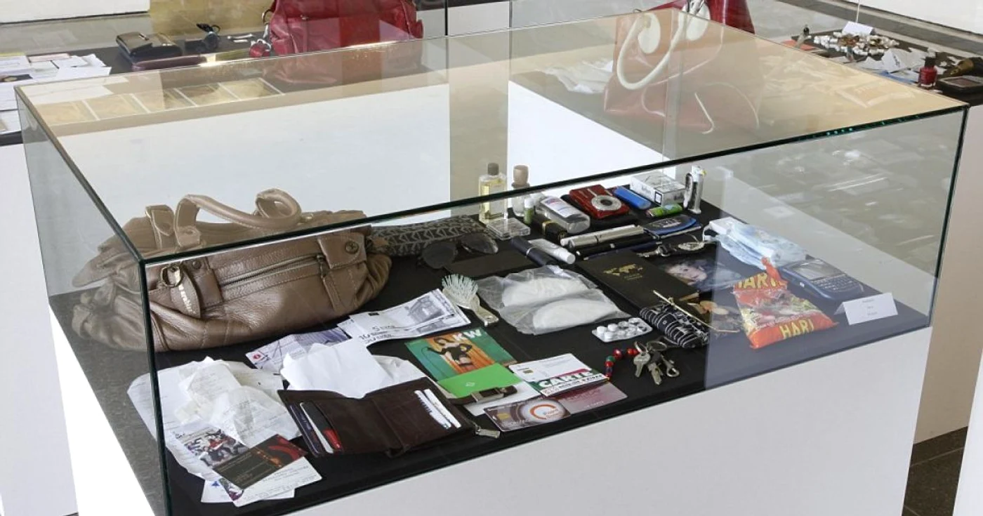 Conţinutul poşeteleor, în vitrine de muzeu