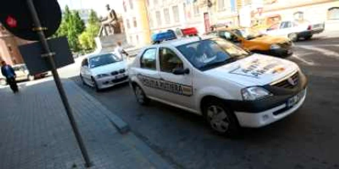 Craiova: O maşină în care se aflau doi bărbaţi s-a răsturnat într-un şanţ