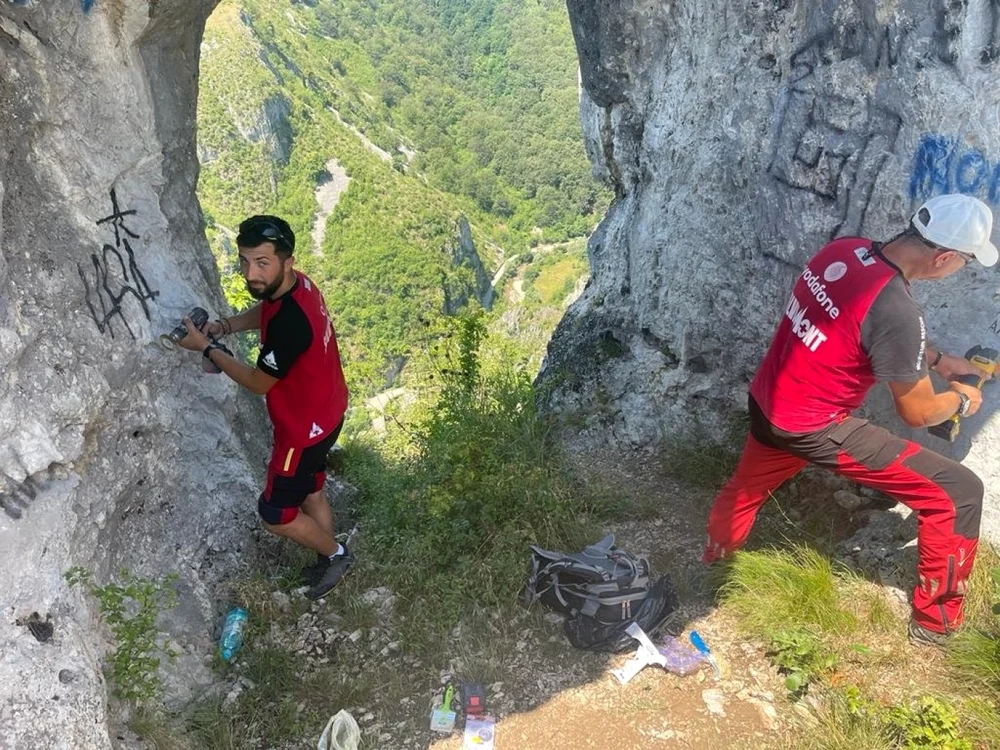 Salvamontiştii au reuşit să şteargă inscripţiile lăsate de turişti la „Inelul Doamnei“      Foto: Salvamont Gorj