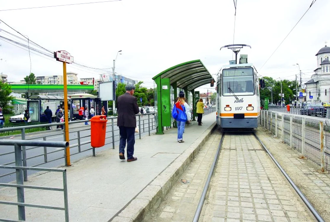 
    Str. Sebastian - Aici vin maşinile cu viteză şi riscă să se urce pe refugiu  