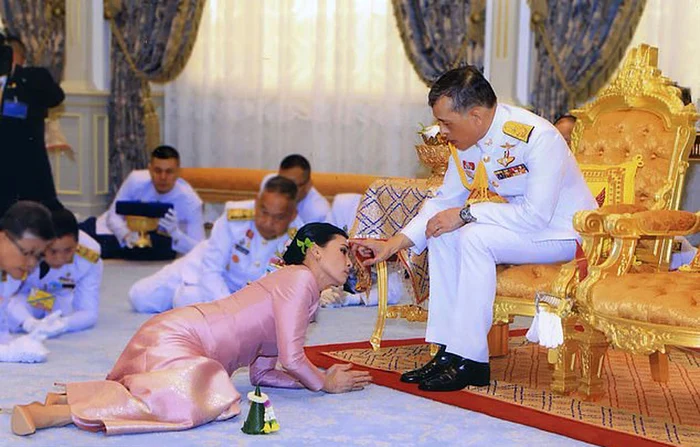 Regina Suthida nu îl însoţeşte în vacanţa bavareză