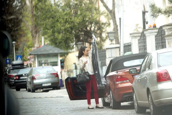 Iubita lui ”Vamă” a fost preocupată non-stop de hainele pe care le-a scos din mașină