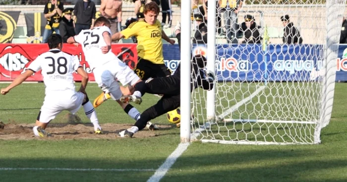 EDUARD BÂZGU Nail Zamaliev (la balon) a marcat unicul gol în meciul Zimbru - Sheriff