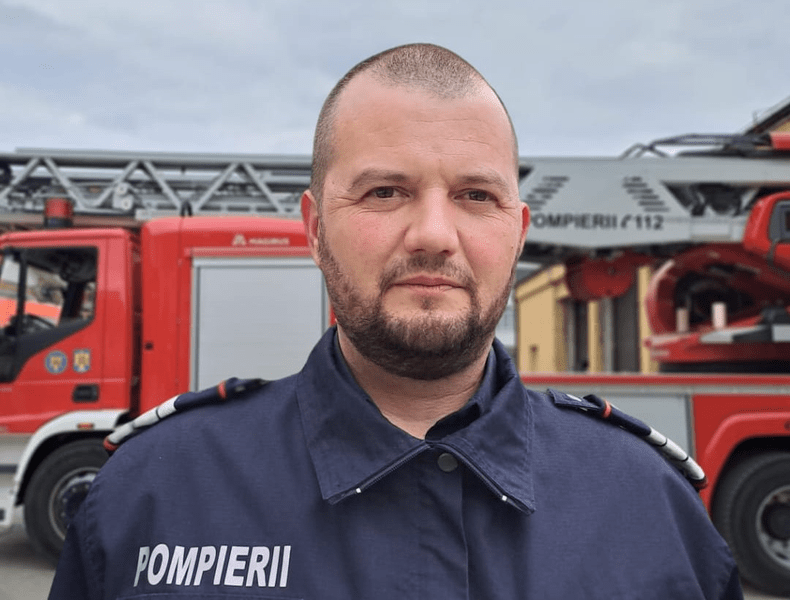 Salvatorii de vieți nu iau niciodată pauză. Un pompier din Neamț, aflat în timpul liber, a intrat în flăcări și a salvat un bătrân de la moarte
