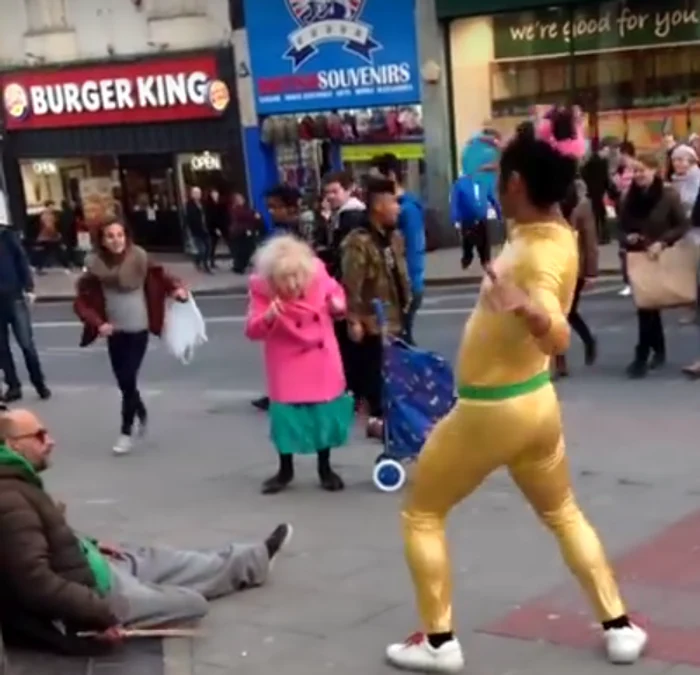 
    Bătrânica s-a dezlănțuit pe ritmul muzicii BeatlesFoto Youtube  