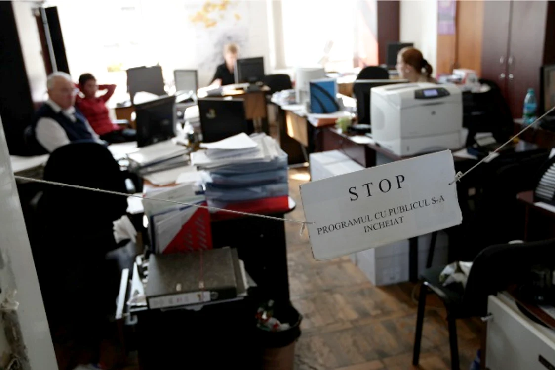 
    Pe lista concedierilor figurează funcţionarii care se apropie de pensionare  