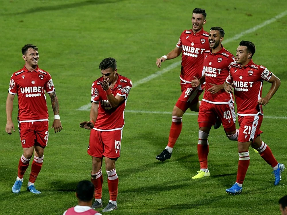 
    Dinamoviștii se bucură pentru golul lui CiobotariuFoto: sportpictures.eu  