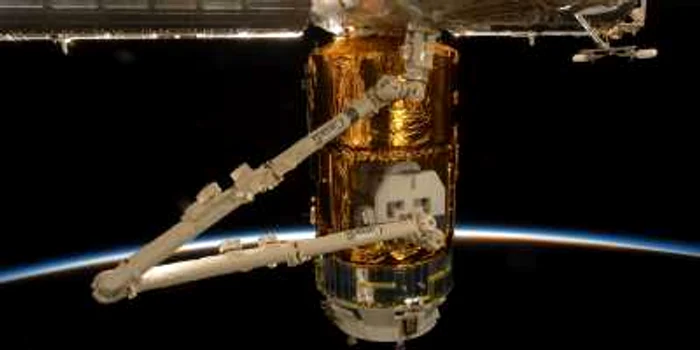 Braţul robotic Canadarm manevreaza capsula HTV-2, similară HTV-5, in timpul unei misiuni anterioare de alimentare a ISS / Foto NASA