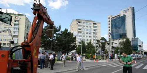 Oamenii au căzut în groapă foto arhivă