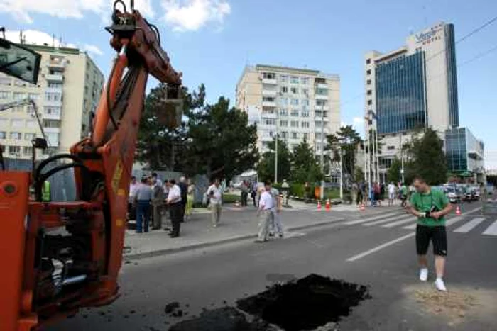 Oamenii au căzut în groapă foto arhivă