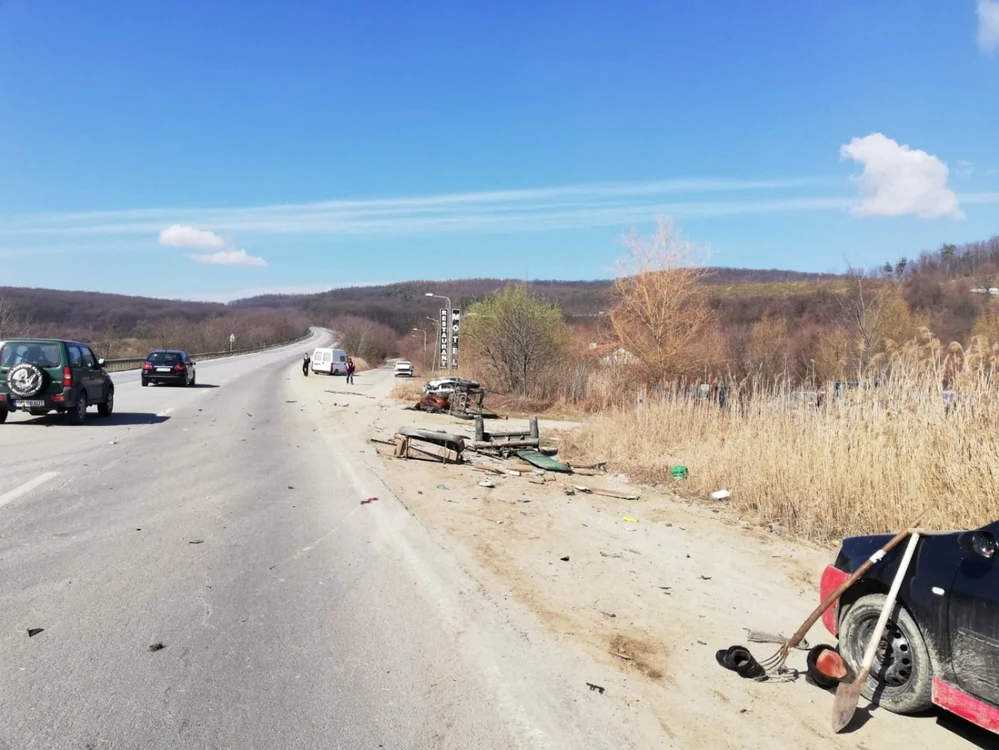 Accident în Sibiu pe DN 1 - atelaj hipo spulberat de pe şosea de o autoutilitară Foto Adevărul