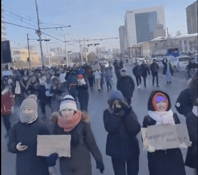 Protestatarii au luat cu asalt Guvernul din Mongolia: mii de oameni au ieșit în stradă