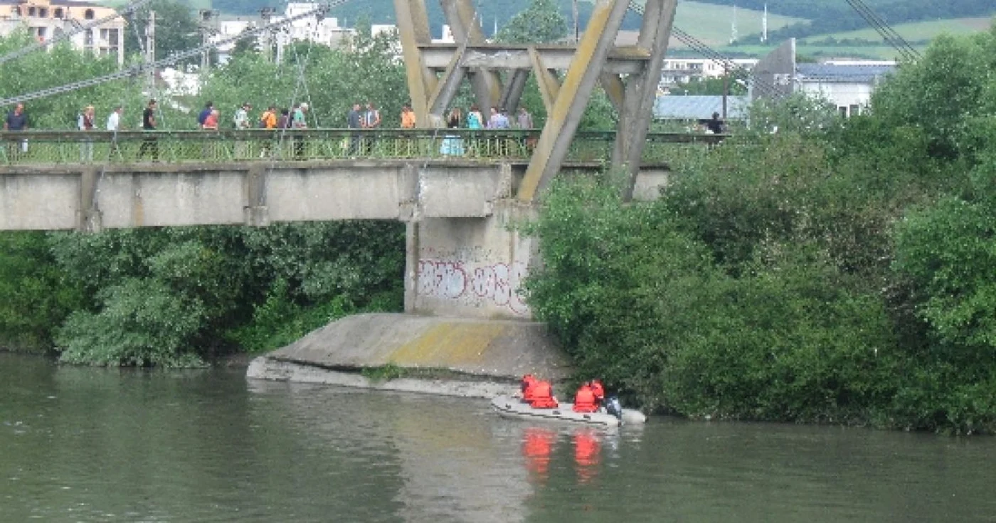 Cadavrul a fost scos din apă de pompieri foto Arhivă