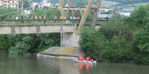 Cadavrul a fost scos din apă de pompieri foto Arhivă