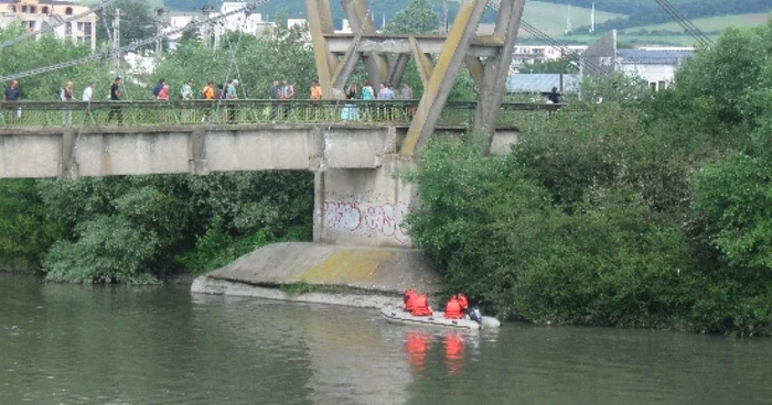 Cadavrul a fost scos din apă de pompieri foto Arhivă