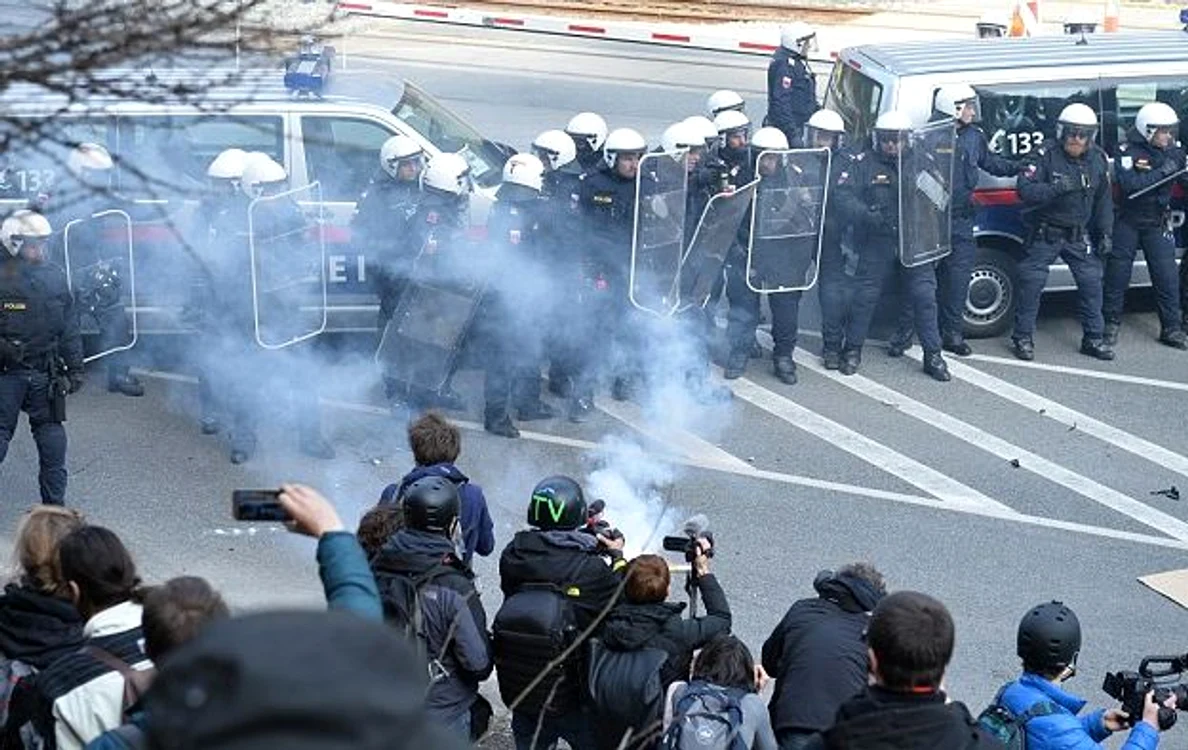 Ciocnirile dintre poliție și protestatarii austrieci au dus la rănirea a doi dintre scutieri