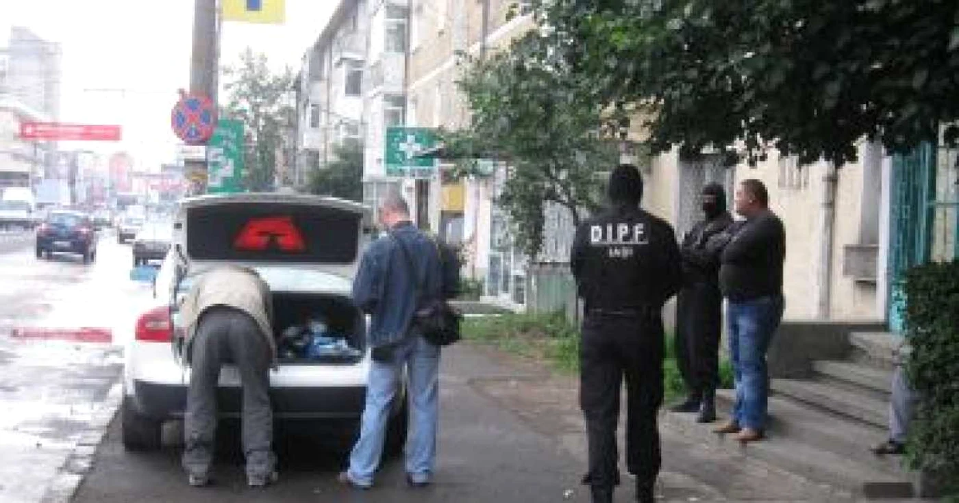 Iaşi: UPDATE Descinderi cu mascaţi în locuinţele unor suspecţi de infracţiuni economice