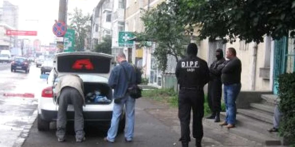 Iaşi: UPDATE Descinderi cu mascaţi în locuinţele unor suspecţi de infracţiuni economice