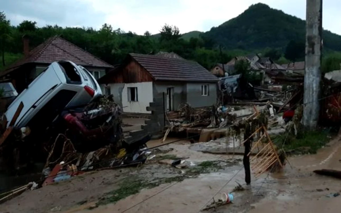 
    Imagini terifiante trăite de victimele viiturii dezastruoase ce s-a produs sâmbătă, 1 iunie, în Munţii SebeşuluiFOTO: adevarul.ro  
