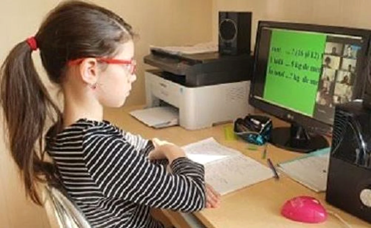 Elevii care termină gimnaziul își vor putea alege liceul din fața calculatorului, printr-un tur virtual