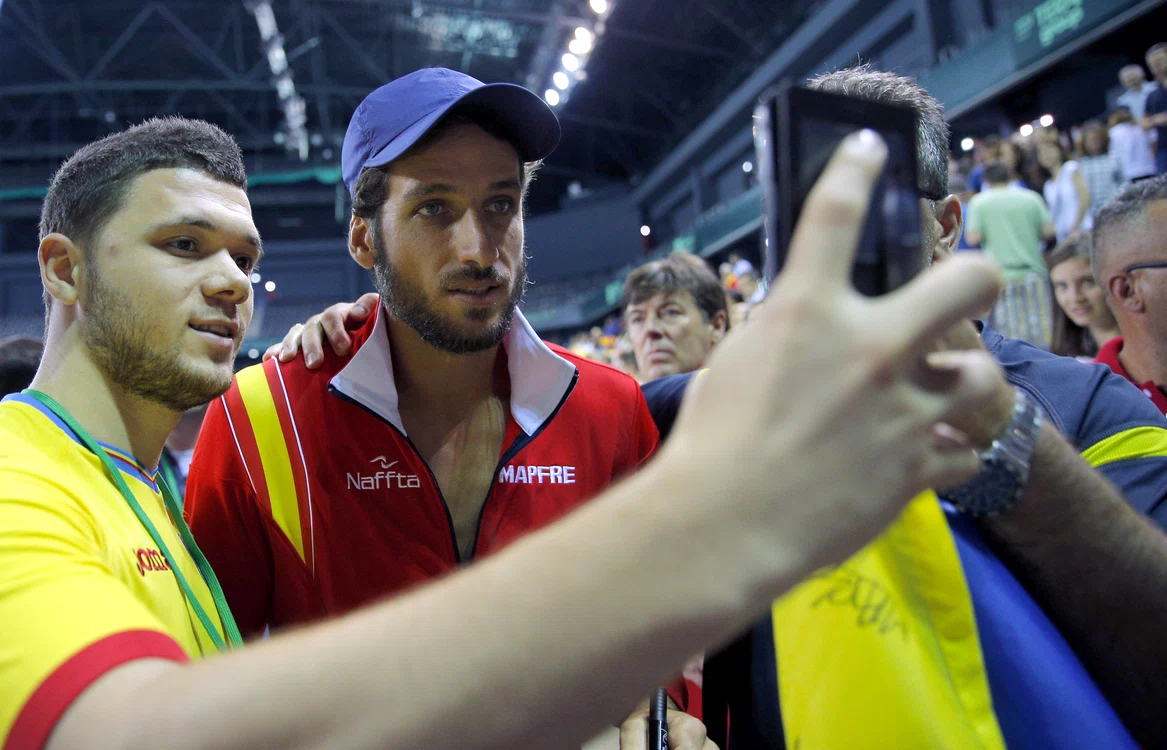 
    Fanii României s-au fotografiat alături de Feliciano Lopez în 2016, la ClujFoto: EPA-EFE  