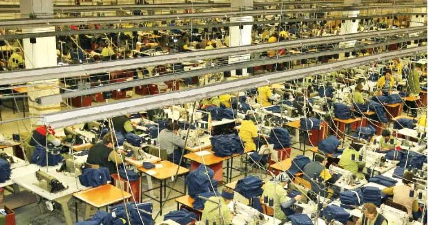 Producţia industrială încă mai creşte, dar cererea de mărfuri a început să scadă