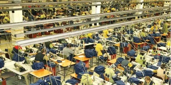 Producţia industrială încă mai creşte, dar cererea de mărfuri a început să scadă