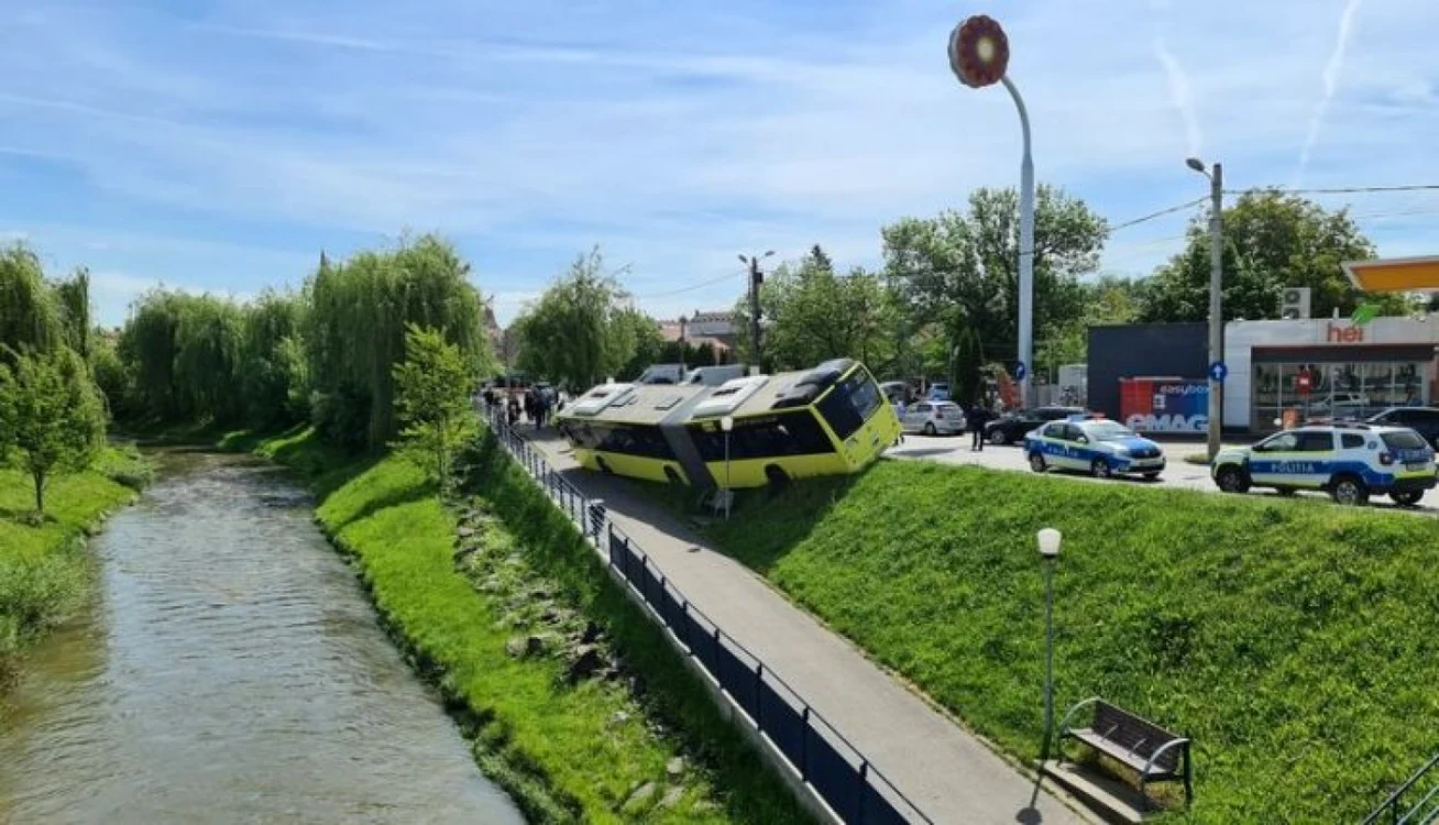 Autobuzul a ieşit în afara carosabilului. FOTO: Ora de Sibiu