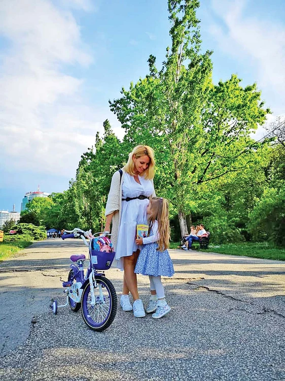 Micuța Zara e fericită că va avea un frățior sau o surioară