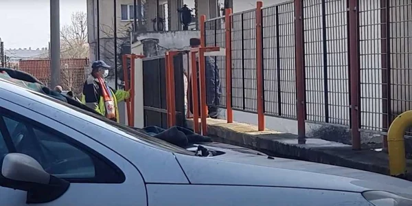 Ţinuţi la poarta centrelor FOTO Ioan Buciumar